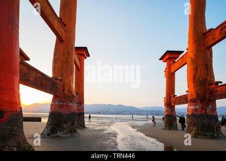 Asia, Giappone, Honshu, Prefettura di Hiroshima, l'isola di Miyajima, floating torii gate di Itsukushima jinja a bassa marea, sito Unesco Foto Stock