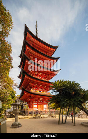 Asia, Giappone, Honshu, Prefettura di Hiroshima, l'isola di Miyajima, la fioritura dei ciliegi a Komyoin 5 piani pagoda, sito Unesco Foto Stock