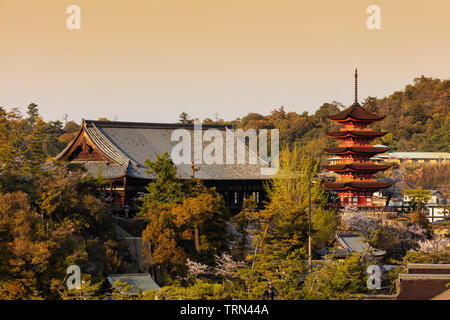 Asia, Giappone, Honshu, Prefettura di Hiroshima, l'isola di Miyajima, Komyoin 5 piani pagoda, sito Unesco Foto Stock