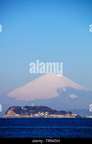 Asia, Giappone, Honshu, nella prefettura di Kanagawa, Mt Fuji 3776m e isola di Enoshima Foto Stock