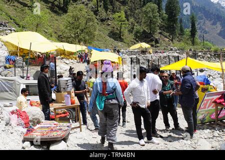 Turisti che si godono tutto Solang Valley ha da offrire Foto Stock