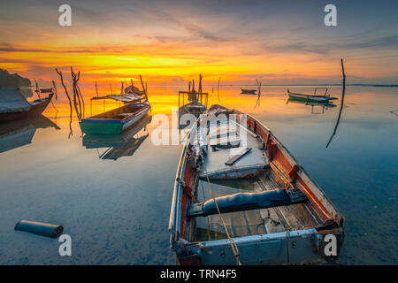 Mattina in uno splendido villaggio di pescatori Foto Stock