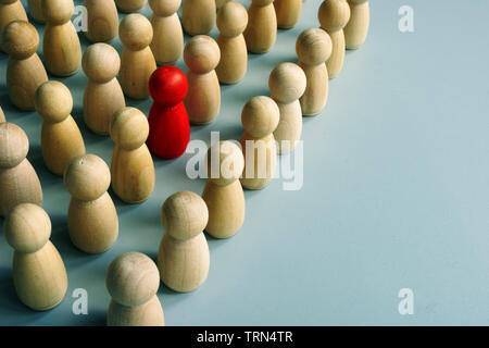 Unico red figurina distinguerti dalla folla da quelli di legno. Foto Stock