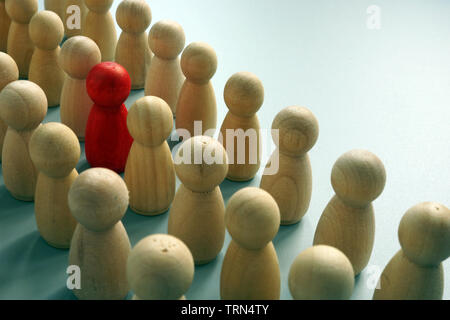 Concetto di unicità. Una unica del figurine in mezzo alla folla. Foto Stock