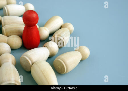 Successo nel business il concetto di concorrenza. Figurine di rosso e quelli di legno. Foto Stock