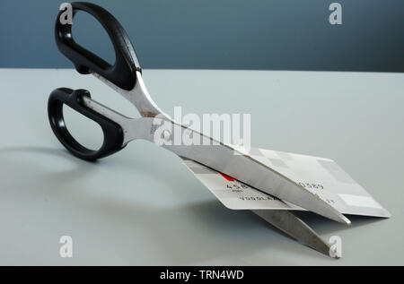 Forbici e tagliare la carta di credito. Debito libera. Foto Stock