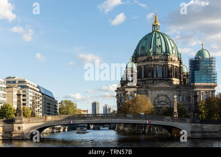 Berlino, Germania - 25 Settembre 2018: vista del Berliner Dom e Friedrichs ponte dall'argine del fiume Spree Foto Stock