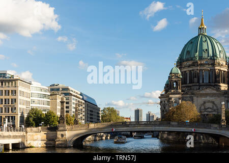 Berlino, Germania - 25 Settembre 2018: vista del Berliner Dom e Friedrichs ponte dall'argine del fiume Spree Foto Stock