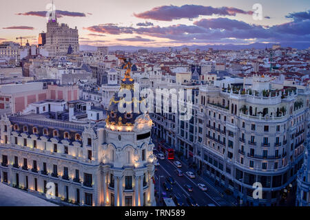 Downtown vista areale di Madris dalla Circulo de Bellas Artes al tramonto con colorati sky. Madrid, Spagna Foto Stock