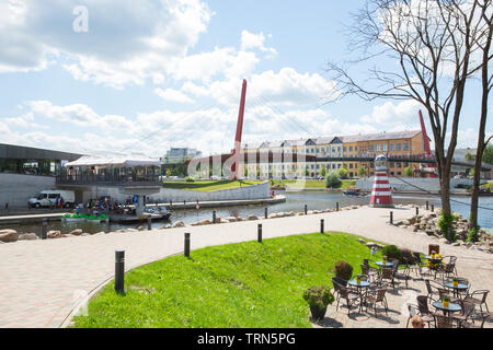 Città Jelgava, Repubblica Lettone. Fiume Lielupe, popoli e urban vista città. Case e percorsi a piedi. Jun 9. 2019. Foto di viaggio. Foto Stock