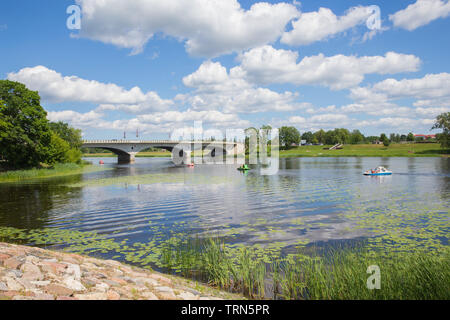 Città Jelgava, Repubblica Lettone. Fiume Lielupe, le persone sono la guida catamarano. Ponte e acqua. Jun 9. 2019. Foto di viaggio. Foto Stock