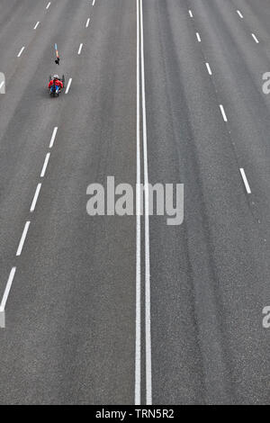 Disabilitato bike rider sulla strada. La mobilità urbana. Attività sportive Foto Stock