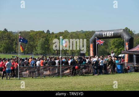 Robusto Mudder-Event für Kinder und Erwachsene in der Nähe von Henley-on-Thames. // Dura Mudder evento per bambini e adulti vicino a Henley-on-Thames, Foto Stock