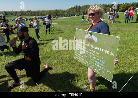 Robusto Mudder-Event für Kinder und Erwachsene in der Nähe von Henley-on-Thames. // Dura Mudder evento per bambini e adulti vicino a Henley-on-Thames, Foto Stock