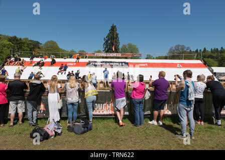 Robusto Mudder-Event für Kinder und Erwachsene in der Nähe von Henley-on-Thames. // Dura Mudder evento per bambini e adulti vicino a Henley-on-Thames, Foto Stock