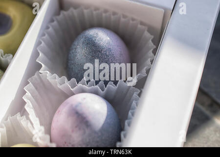 Uovo-come pralina in colori pastello Foto Stock