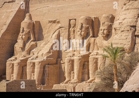 Colossali statue di Ramesse II nella parte anteriore del Grande Tempio di Abu Simbel Foto Stock
