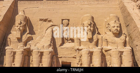 Quattro colossali statue di Ramesse II allineate di fronte al Grande Tempio di Abu Simbel Foto Stock