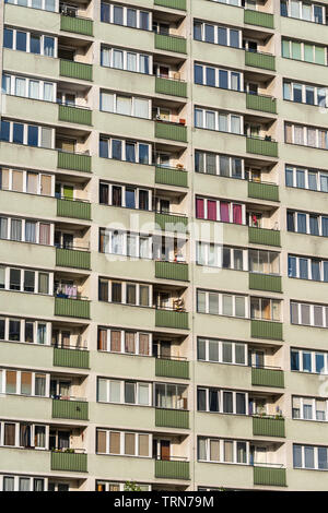 Blocco residenziale di appartamenti di sfondo o texture, calcestruzzo prefabbricato multi-famiglia edificio con balconi a Varsavia in Polonia. Foto Stock