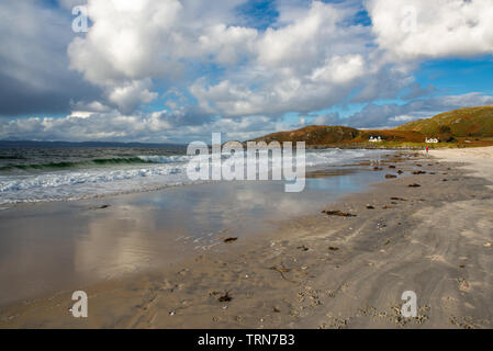 Drammatica cielo sopra la spiaggia di Morar, Scozia Foto Stock