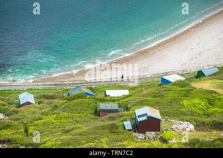 Le viste in elevazione da Portland altezze sull'isola di Portland di Chesil Beach con ombrelloni, Dorset, England, Regno Unito, Europa Foto Stock