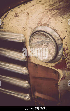 Colore immagine ravvicinata di un vecchio camion arrugginito FARI E CALANDRA. Foto Stock