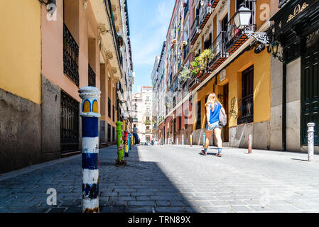 Madrid, Spagna - 9 Giugno 2019: scene di strada durante il festival di Graffiti nel quartiere Malasana in Madrid. Malasana è uno dei quartieri più alla moda in Foto Stock