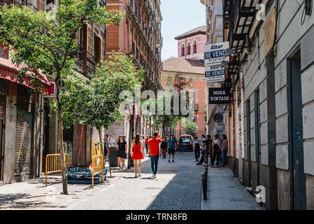 Madrid, Spagna - 9 Giugno 2019: scene di strada nel quartiere Malasana in Madrid. Malasana è uno dei quartieri più alla moda in città Foto Stock