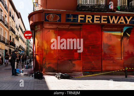 Madrid, Spagna - 9 Giugno 2019: artista pittura storefront nel quartiere Malasana a Madrid durante il Festival di Graffiti. Malasana è uno dei quartieri più trendy di tendere Foto Stock