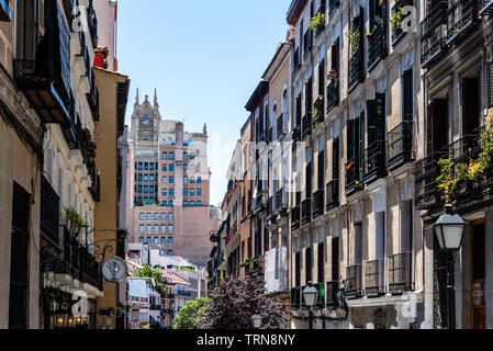 Madrid, Spagna - 9 Giugno 2019: paesaggio urbano del quartiere di Malasana in Madrid. Malasana è uno dei quartieri più alla moda in città Foto Stock