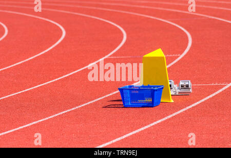 Lo stadio di atletica con esecuzione di vie e blocchi di avvio Foto Stock