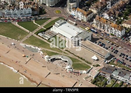 Re Giorgio V colonnato e De La Warr Pavilion, Bexhill, East Sussex, 2016. Creatore: Storico Inghilterra fotografo personale. Foto Stock