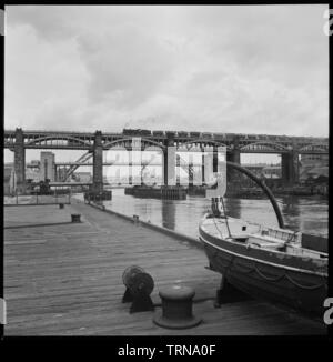 Ponti sul fiume Tyne, Newcastle upon Tyne, C1955-c1980. Creatore: Ursula Clark. Foto Stock