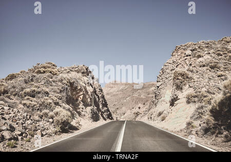 Strada deserta verso l'ignoto, dai toni di colore immagine, Tenerife, Spagna. Foto Stock