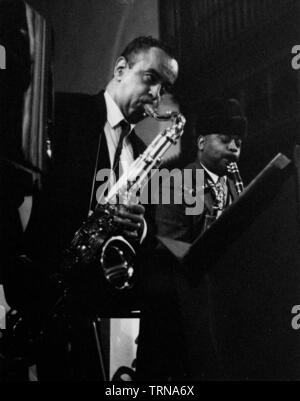 Paul Gonsalves e Lawrence Brown, prove generali per un concerto di Sacro, Cambridge, 1967. Autore: Brian Foskett. Foto Stock