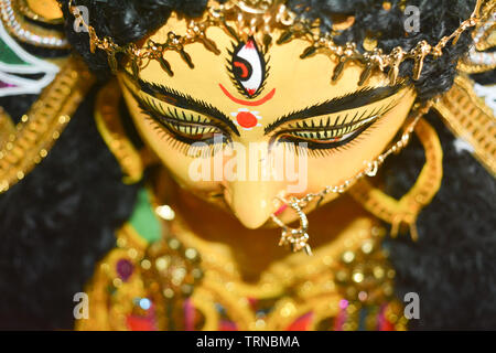 Close up di Durga Maa con un terzo occhio o 'TriNayani'. Un simbolo della forza e del potere. Fotografia Portrait catturata da un famoso vasaio studio in Ku Foto Stock