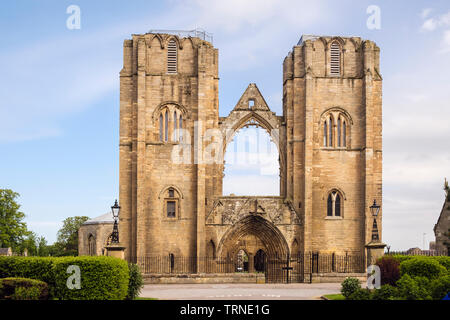 Due torri della cattedrale gotica del XIII secolo le rovine di Elgin, murene, Scozia, Regno Unito, Gran Bretagna Foto Stock