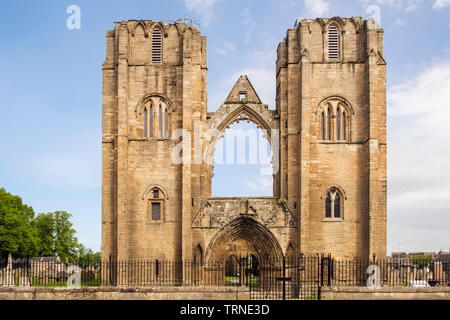 Due torri della cattedrale gotica del XIII secolo le rovine di Elgin, murene, Scozia, Regno Unito, Gran Bretagna Foto Stock