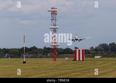 Attraverso il calore Haze a Ryanair Boeing 737-800 in atterraggio a aeroporto di Southend Foto Stock