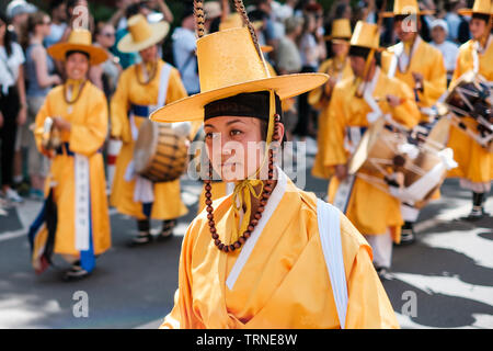 Berlino, Germania - Giugno 2019: popolo coreano in costumi tradizionali in esecuzione al Karneval der Kulturen (il Carnevale delle culture di Berlino Foto Stock