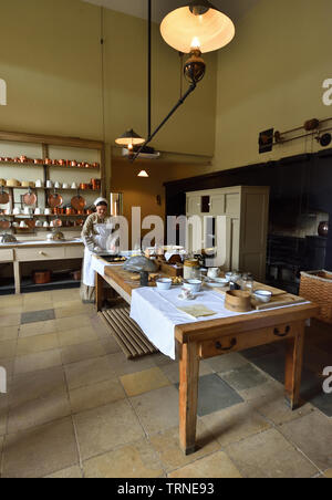 Cucina in stile vittoriano con donna vestita come cucina in stile vittoriano cameriera. Foto Stock