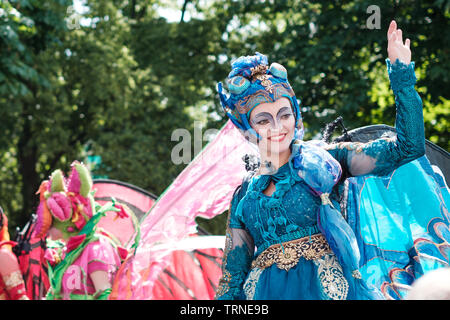 Berlino, Germania - Giugno 2019: Ragazza indossando il costume, celbrating Karneval der Kulturen (il Carnevale delle culture di Berlino Foto Stock