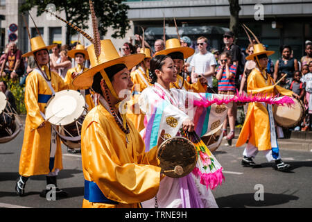 Berlino, Germania - Giugno 2019: popolo coreano in costumi tradizionali su Karneval der Kulturen (il Carnevale delle culture di Berlino Foto Stock