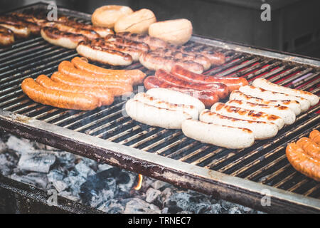 Suasages su barbecue grill - salsiccia cottura alla griglia Foto Stock