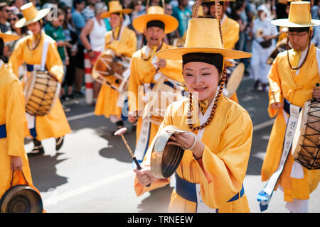 Berlino, Germania - Giugno 2019: popolo coreano in costumi tradizionali in esecuzione al Karneval der Kulturen (il Carnevale delle culture di Berlino Foto Stock