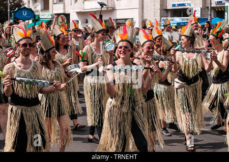 Berlino, Germania - Giugno 2019: persone in esecuzione al Karneval der Kulturen (il Carnevale delle culture di Berlino Foto Stock