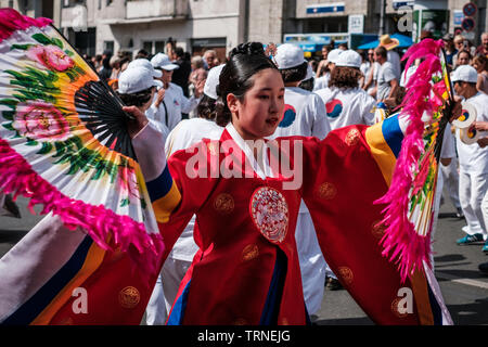 Berlino, Germania - Giugno 2019: Coreano ragazza in costume tradizionale su Karneval der Kulturen (il Carnevale delle culture di Berlino Foto Stock