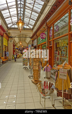 La città di Inverness Scozia Scotland Central City interno un corridoio del Vittoriano mercato coperto e negozi Foto Stock