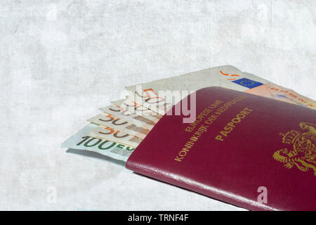 Euro e passaporto europeo Foto Stock