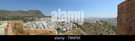 Panorama di Alora Andalusia Spagna presa da muro di castello. Foto Stock